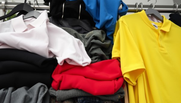Second hand czy sieciówka? Porównanie cen, jakości i trwałości ubrań